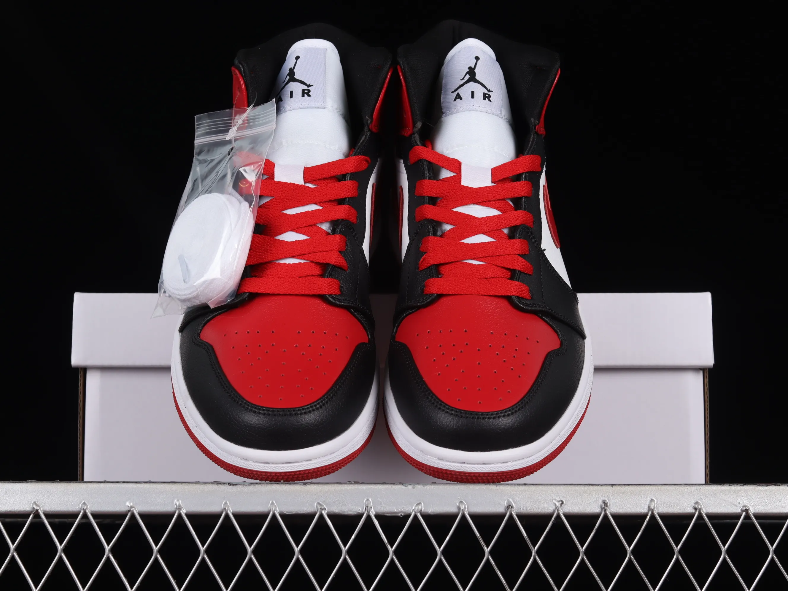 All categories Air Jordan Jordan series basketball shoes Air Jordan 1 Mid Air Jordan 1 Mid AJ1 Joe 1 black red toe Zhongbang basketball shoes BQ6472-079